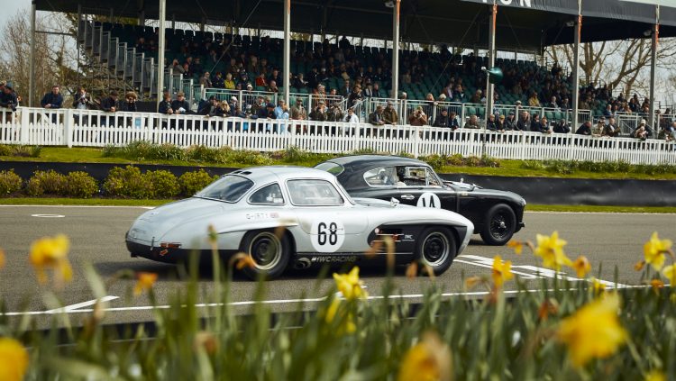 La Mercedes-Benz 300 SL «Gullwing» in tonalità argento con il numero 68 in gara al Goodwood Members’ Meeting 2019.