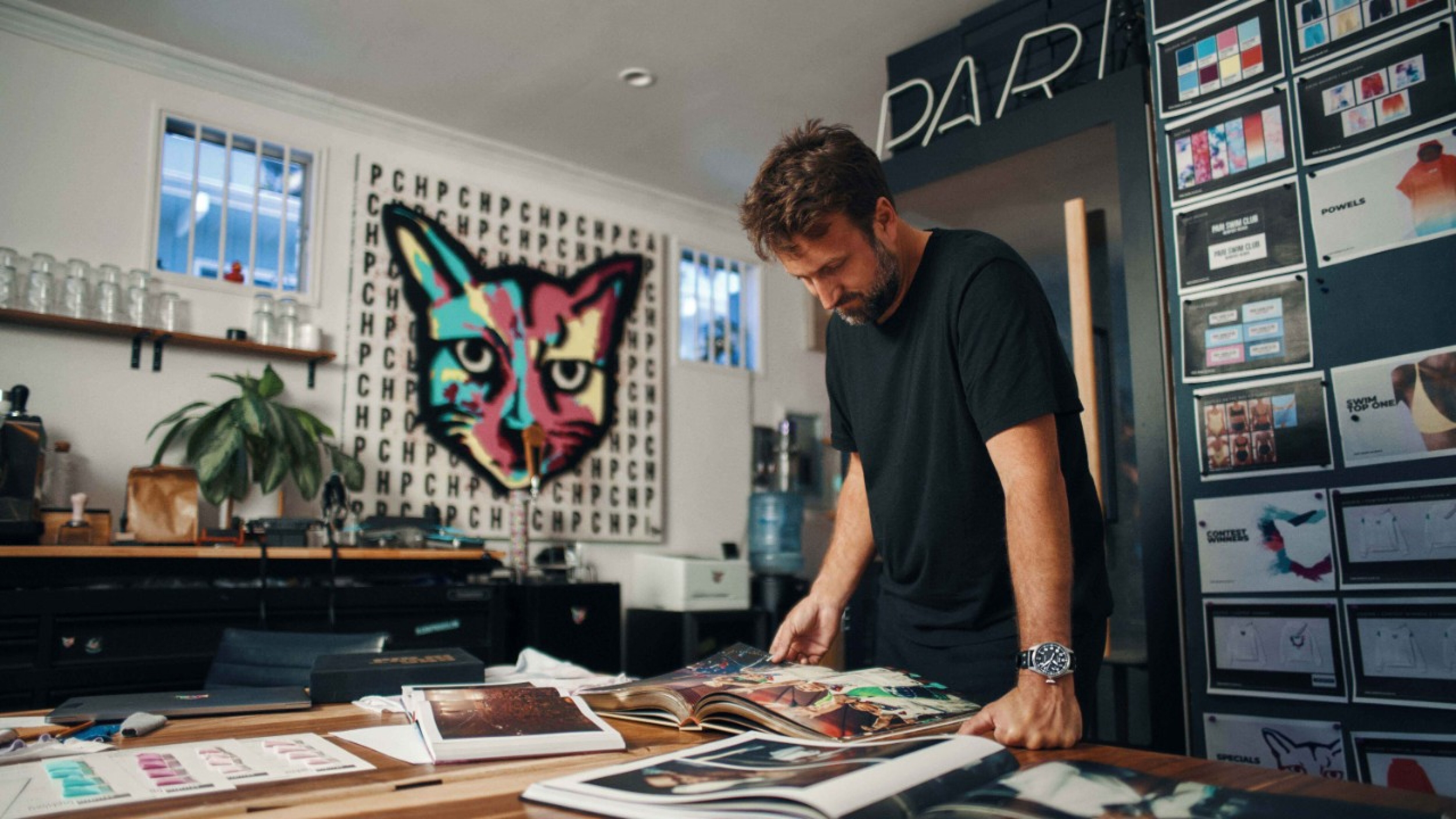 Paul Ripke en pleine réflexion pour sa collection et sa marque, « Pari » (abréviation de « Paul Ripke ») Paul Ripke en pleine réflexion pour sa collection et sa marque, « Pari » (abréviation de « Paul Ripke »)